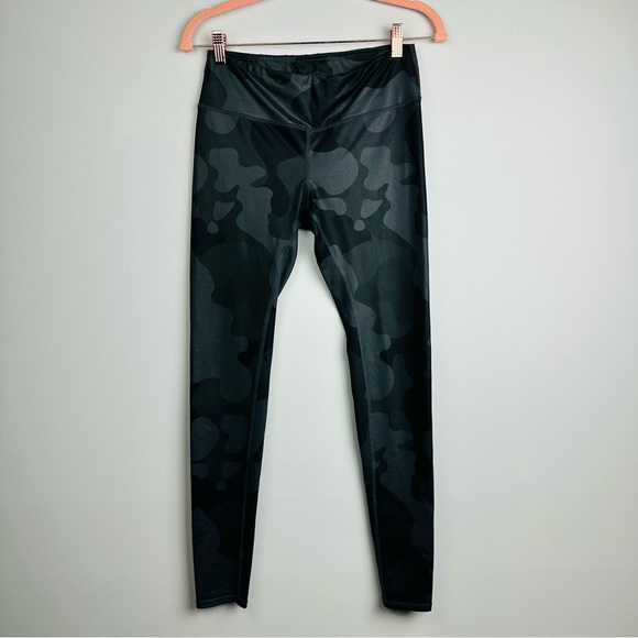 ALO Yoga Pants - ALO Yoga Black Camouflage Leggings
